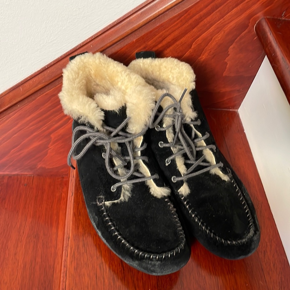 Used Womens size 6 authentic Ugg moccasin boot